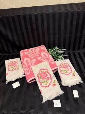 Two-Tone Pink Bath Towel & White Hand Towels with Pink Rose Motif
